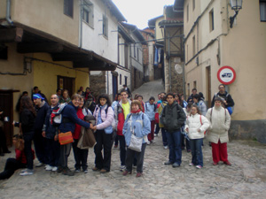 Grupo de participantes junto a la fuente chiquita del pueblo de Hervás.